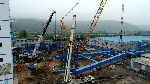 80米高空上演“極限挑戰”