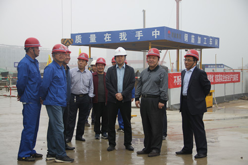 陜煤集團總經理助理、建設集團聯合黨委書記、董事長寧興剛一行蒞臨天工公司陜煤研究院西安總部工地視察指導工作