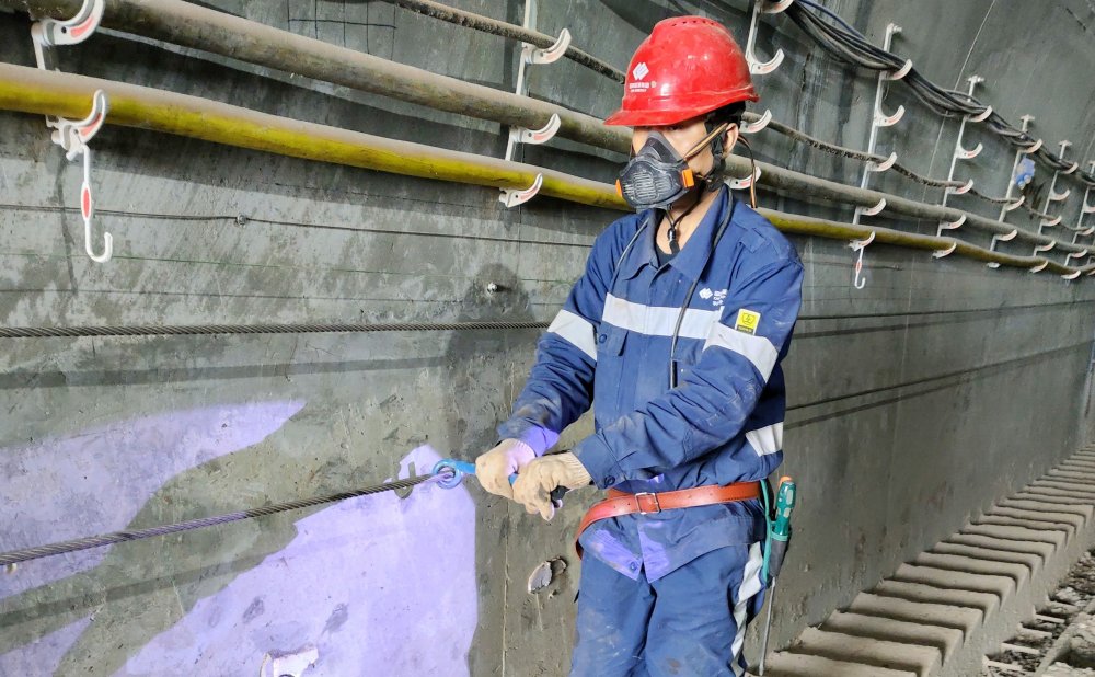 爬坡不用“喘粗氣”！玻璃溝煤礦行人助行裝置投運，省力更暖心